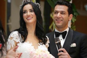 شاهد صورة شقيقتا النجم التركي مراد يلدريم في أول ظهور لهما