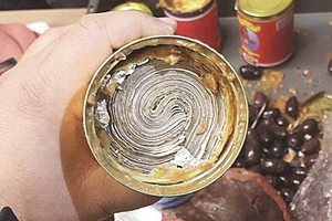 مصري أخفى «سلة عملات» في علب الفول