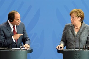 السيسي يجري اتصالاً هاتفياً مع ميركل لبحث مستجدات الأوضاع الاقليمية