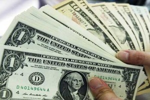 الدولار يتجه لأسوأ أسبوع في شهرين والاسترليني يبقى متذبذبا