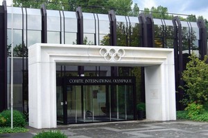 اللجنة الأولمبية الدولية تجرد ثلاث صينيات من ميدالياتهن الذهبية في رفع الأثقال