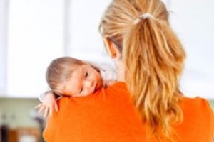 لماذا تحمل الأمهات أطفالهن على الكتف الأيسر؟