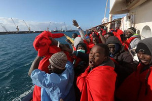 مخاوف من غرق عشرات وانتشال 13 جثة من البحر المتوسط