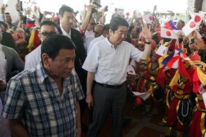 رئيس الفلبين يقول إنه قد يفرض الأحكام العرفية بسبب المخدرات