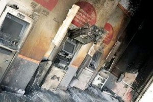 السعودية.. مجهولون يشعلون النار في مكتب لتحويل الأموال