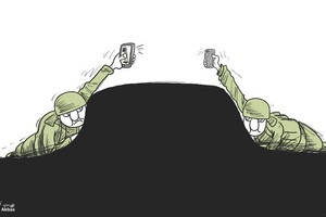 كاريكاتير صحيفة 'عُمان': صحافة الموبايل لها تغطيتها الخاصة في الحروب