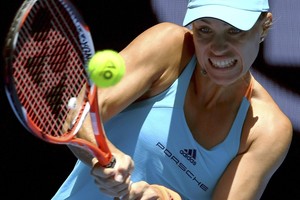 كيربر تنجو في عيد ميلادها وتفوز بصعوبة في بطولة استراليا للتنس