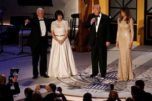 السيدة الأولى الجديدة في إطلالة شبيهة بأسلوب جاكلين كينيدي خلال تنصيب ترامب