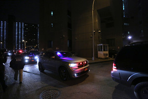 بالفيديو والصور... المكسيك تسلم تاجر المخدرات 'إل تشابو' للولايات المتحدة