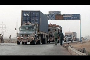 إضراب سائقو شاحنات أفغان على الحدود مع باكستان بعد منعهم من العبور