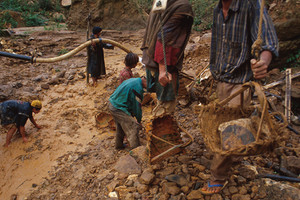 الياقوت جوهرة تخضع لسيطرة العسكريين في ميانمار