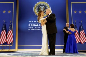 ترامب وزوجته ميلانيا يرقصان على أنغام أغنية 'طريقي' في حفل بمناسبة تنصيبه