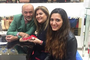 المصمم العالمي كريستيان لوبوتان يوقع على أحذية زبائنه في البحرين ضمن الاسبوع الفرنسي