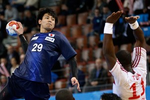 اليابان تفتتح فعاليات كأس الرئيس بفوز كبير على أنغولا في مونديال اليد