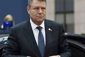 رئيس رومانيا ينضم إلى مظاهرة حاشدة ضد حكومة بلاده