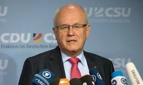 زعيم الكتلة البرلمانية لاتحاد ميركل يدعو لحل توافقي داخل الاتحاد بشأن الجنسية المزدوجة