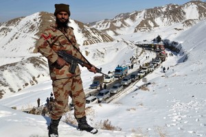 إصابة 6 من أفراد الأمن بجروح في انفجار غربي باكستان