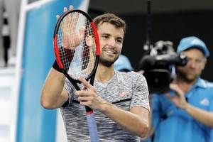 ديميتروف يهزم إستومين المتأثر بالإصابة ليبلغ دور الثمانية