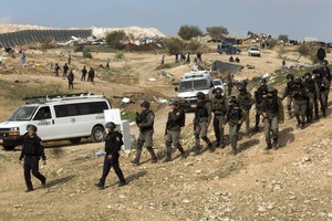 قوات إسرائيلية تعتقل 13 فلسطينياً من الضفة الغربية