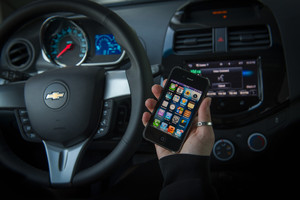 دعوى قضائية ضد 'أبل' تطالبها بنظام للقفل الآلي لهواتف 'iPhone' أثناء القيادة