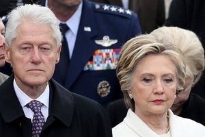 بالفيديو... هيلاري كلينتون تضبط زوجها وهو يراقب إيفانكا ترامب