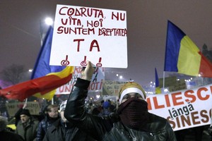 آلاف ينضمون إلى احتجاجات مناهضة للحكومة في رومانيا بسبب تعديلات قانونية مقترحة
