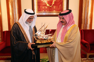 العاهل يؤكد أن البحرين دائماً تتجاوز الأزمات التي تمر بها بسماحة أهلها وترابطهم