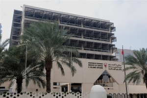 ﻿طبيبان وهميَّان ينصبان على بنكين ويفرَّان بسيارتين قيمتهما 60 ألف دينار