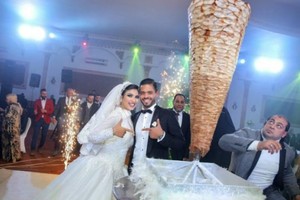 لاعب مصري يستبدل 'كيكة' الزفاف بـ'الشاورما'
