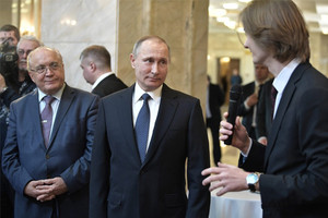 بالفيديو... بوتين يغني خلال زيارة لجامعة موسكو