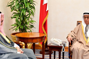 محمد بن مبارك يستعرض تعزيز العلاقات مع السفير الكويتي 