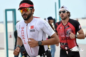 بالصور... ناصر بن حمد: تطلعاتنا لتحقيق مراكز متقدمة في التاج الثلاثي بدبي