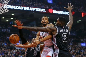 بالفيديو... الدريدج يقود سان انطونيو للفوز على تورونتو في دوري السلة الأميركي