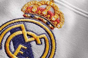 شعار ريال مدريد بدون الصليب في اتفاق لمنطقة الشرق الأوسط