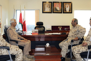 القائد العام يتفقد عدداً من أسلحة ووحدات قوة الدفاع