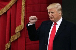 ترامب يأمر ببناء سياج حدودي مع المكسيك والحد من دخول المهاجرين