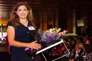 لبنانية تحصل على وسام الاستحقاق الرفيع من الملكة اليزابيت