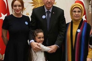 ليندساي لوهان تلتقي أردوغان والطفلة السورية بانة العابد 