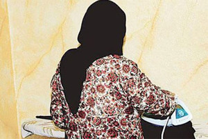 خادمة تضرب رأسَيْ طفلتَيْن في الجدار وتعتدي على الأم