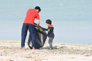 نشطاء البيئة يتبنون مسئولية تنظيف ساحل 'جد الحاج' في المنطقة الشمالية