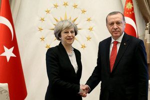 بالصور... اردوغان يستقبل تيريزا ماي في تركيا