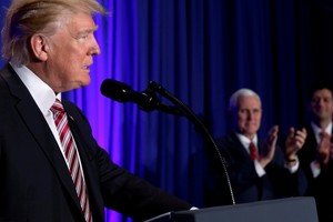 ترامب يقول إنه في المراحل الأولى لبحث رفع العقوبات عن روسيا