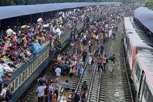 مصرع عامل في سكة الحديد بعد إنقاذه أما وابنتها في بنغلادش 