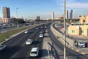 الطقس غائم جزئياً مع فرصة لتساقط أمطار متفرقة أحياناً خلال النهار