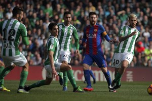 بالفيديو... برشلونة يفلت من كمين بيتيس في الدوري الإسباني