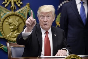 إياتا: منع بعض أطقم الطائرات من دخول أميركا بعد أمر ترامب