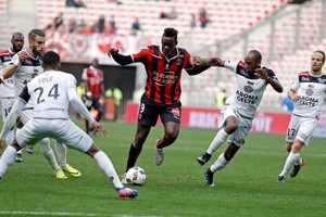 نيس يستعيد صدارة الدوري الفرنسي مؤقتاً