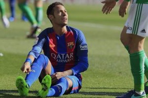 بالفيديو والصور... نجم برشلونة يسخر من فضائح حكم مواجهة بيتيس