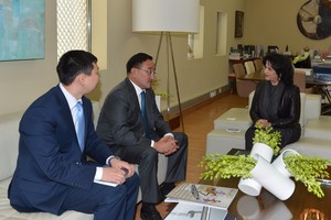 الشيخة مي تستقبل مبعوث الرئيس المنغولي