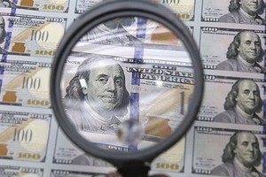 ترامب يدفع الدولار لتسجيل أسوأ أداء في أشهر يناير منذ 2008